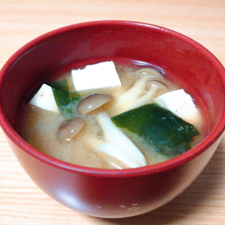 豆腐としめじとわかめの味噌汁